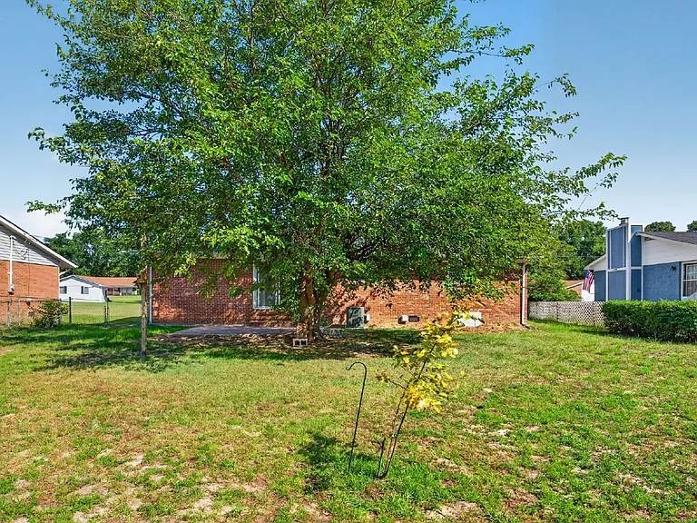 3225 Glenmore Dr — Photo 25
