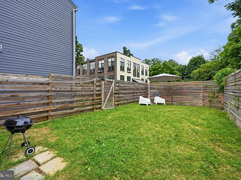 64 W Queen Ln — Photo 15