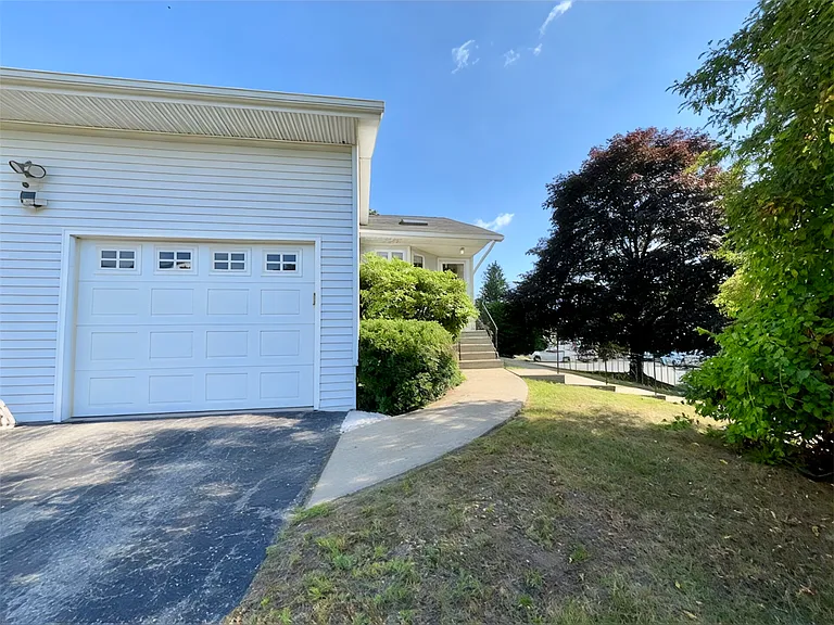 15 Burghardt St — Photo 14