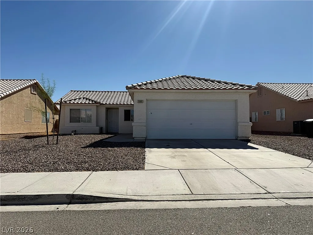 3 bed, 2.0 bath, 1076 sqft, $1,940 — Photo 2