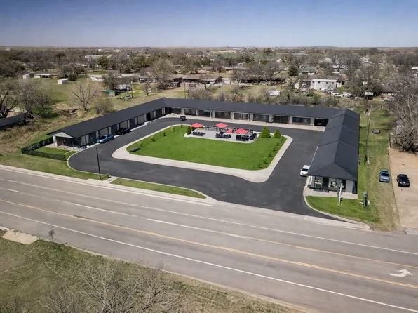 904 W California St, Seymour, TX 76380