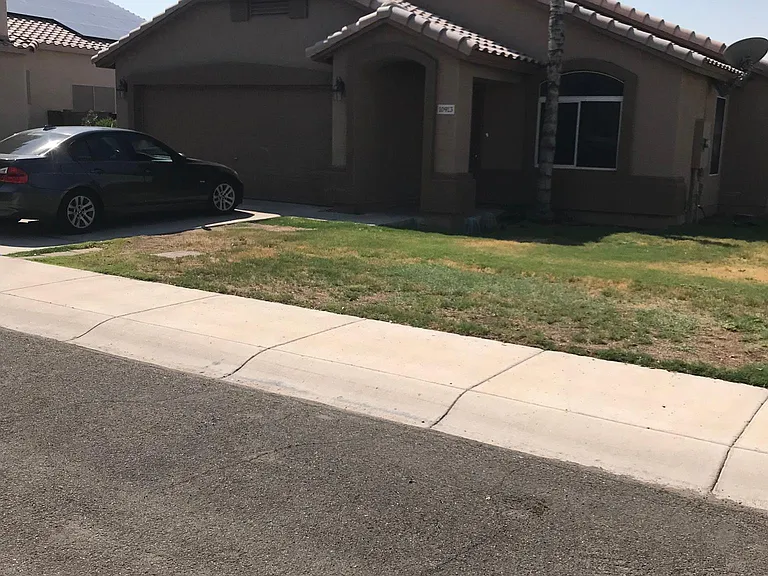 10913 W Frier Dr — Photo 2