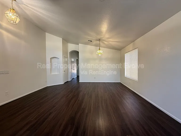 4935 W Ardmore Rd — Photo 3