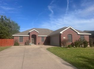 330 Fox Hollow Dr, Red Oak, TX 75154