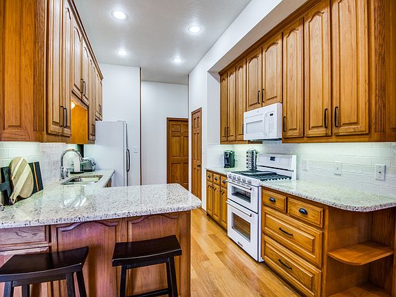5th image of 4920 Glen Oaks Cir