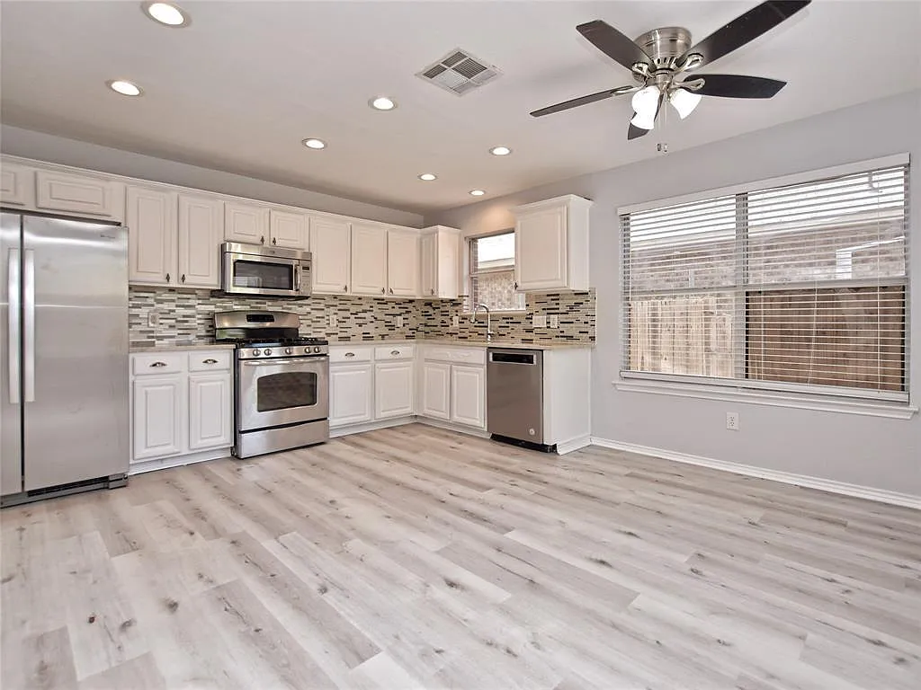 4 bed, 2.5 bath, 2168 sqft, $2,245 — Photo 3
