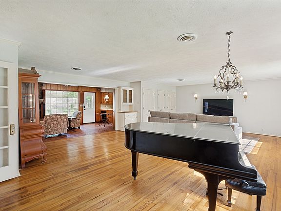 4th image of 2615 Glenwood Ln