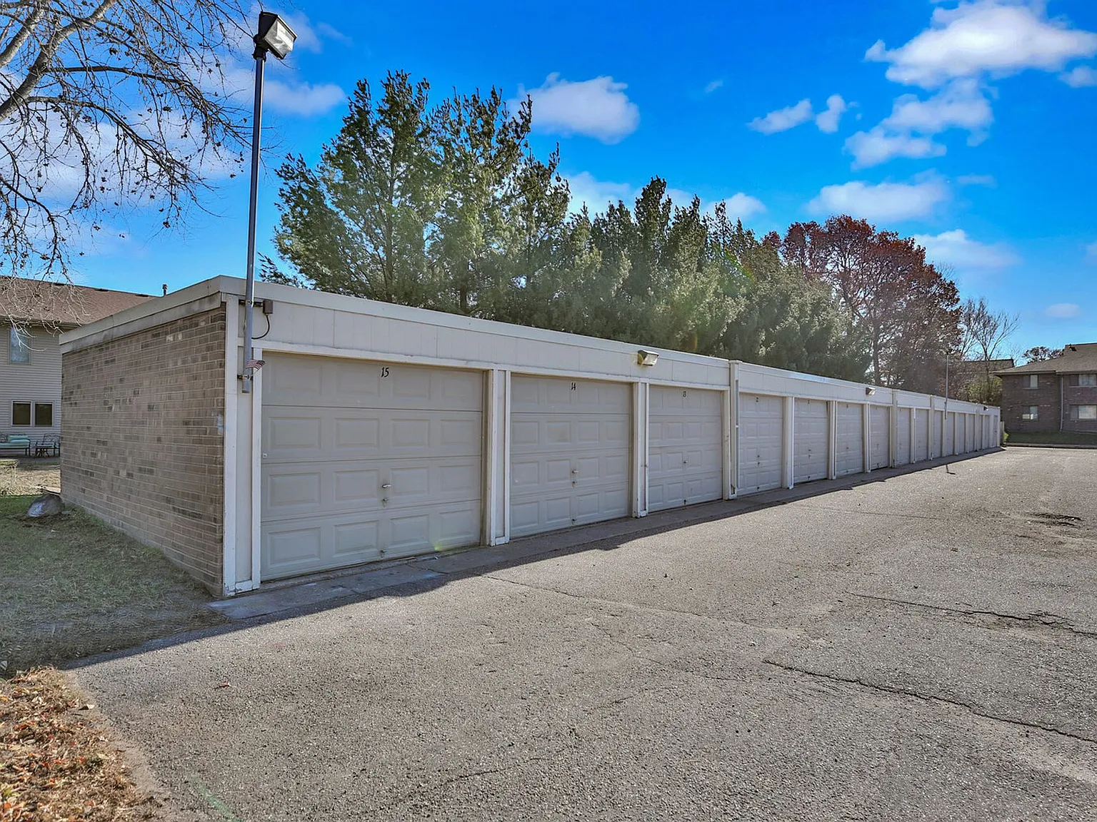 Oakridge Apartments — Photo 4