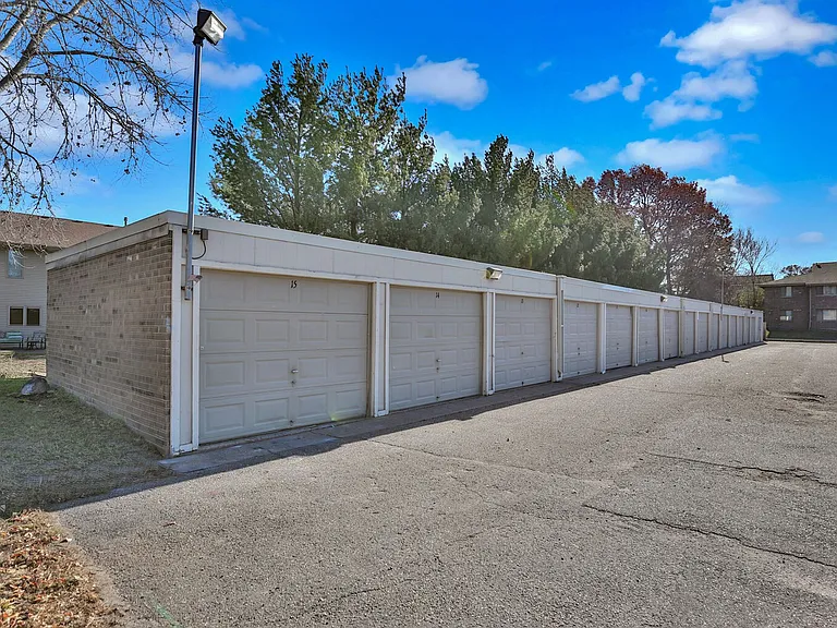 Oakridge Apartments — Photo 4