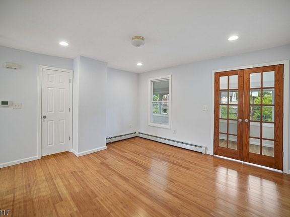 5th image of 223 Walnut St