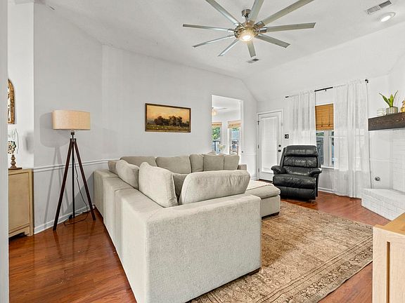 5th image of 3483 Broadway St