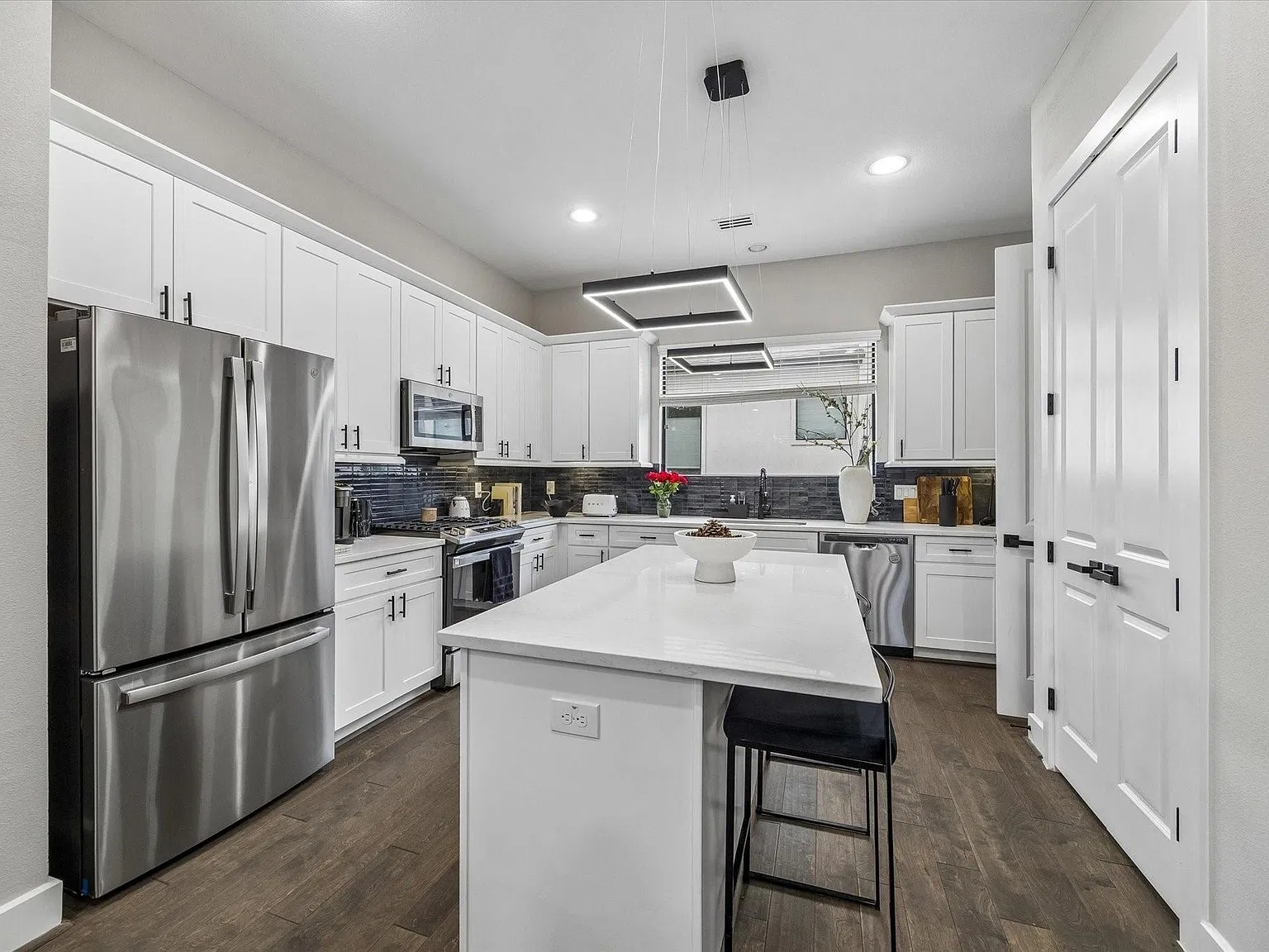 3 bed, 3.5 bath, 1820 sqft, $3,000 — Photo 1
