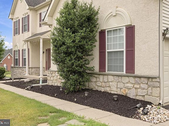 4th image of 101 Tennyson Ln
