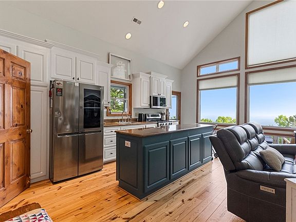 4th image of 14 Woodbine Dr