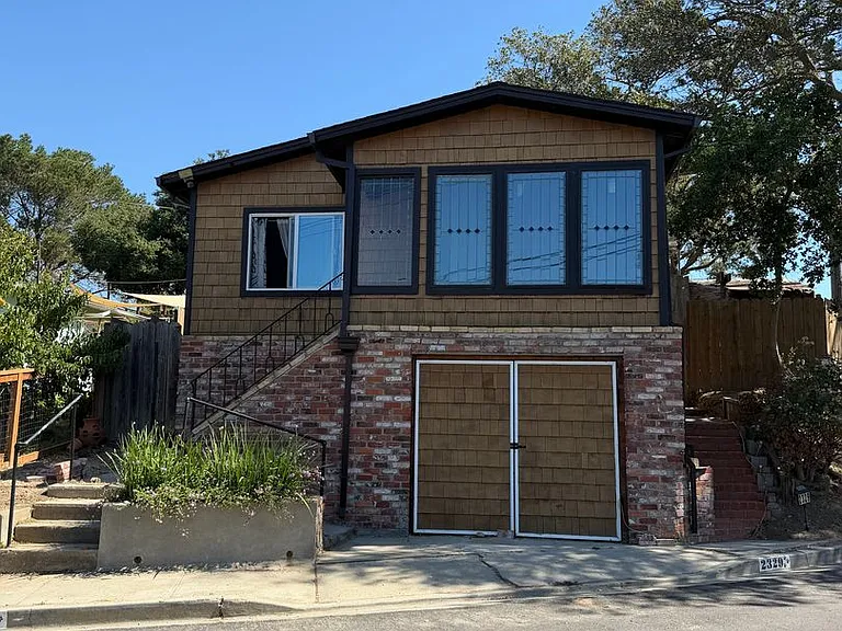 2329 Scenic Ave — Photo 1