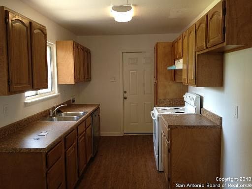1st image of 910 UTOPIA AVE