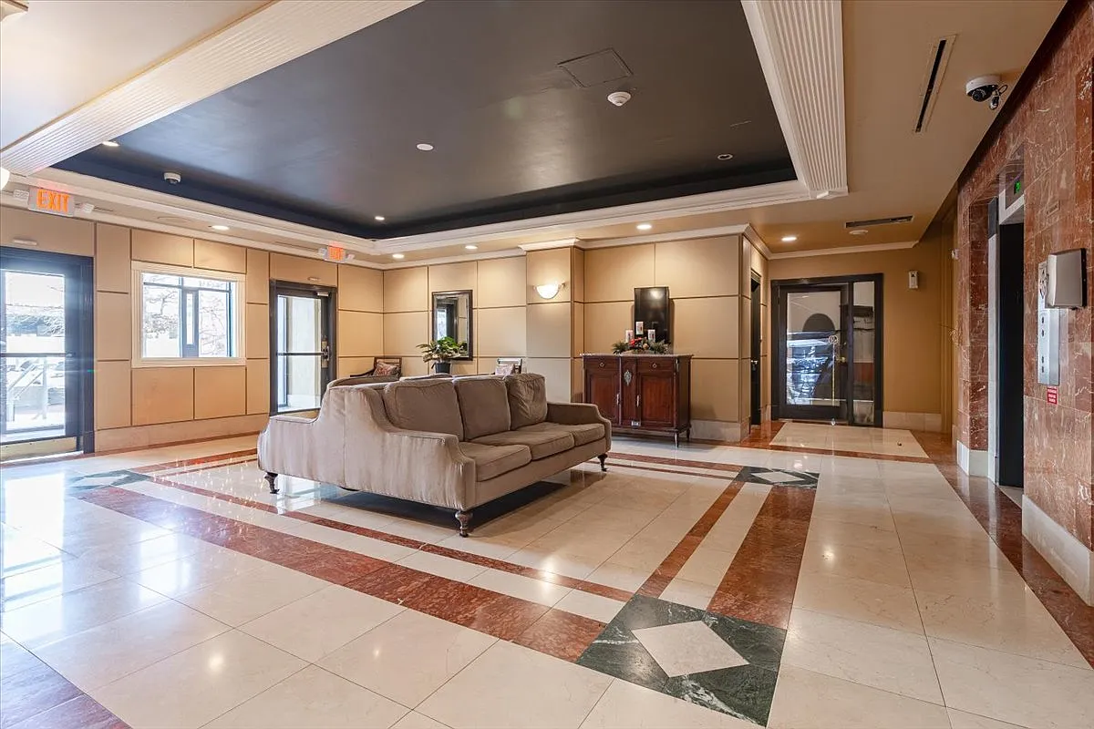 1 bed, 1.5 bath, 1300 sqft, $2,200 — Photo 2