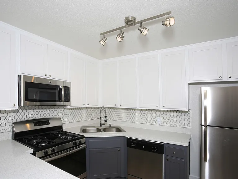 Lakehouse Apartments — Photo 30