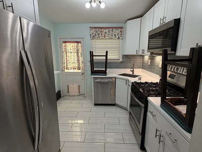 2977 Mercer St — Photo 4