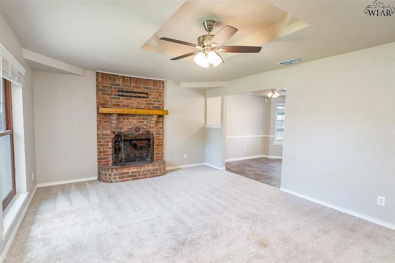 3 bed, 2.0 bath, 1287 sqft, $2,000 — Photo 3