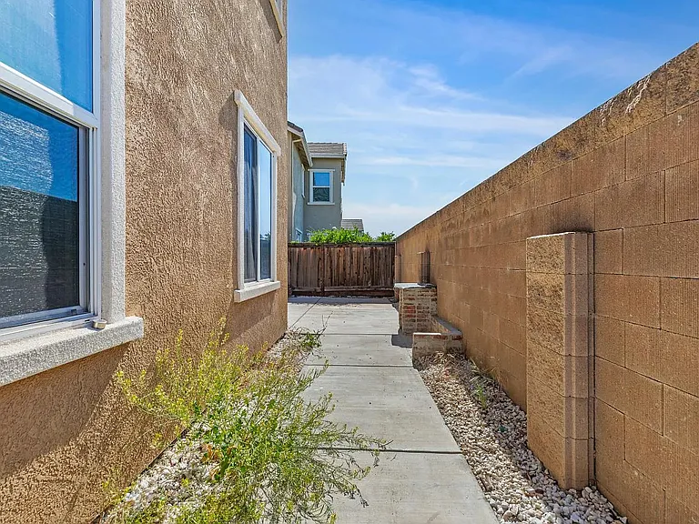2260 Gallery Dr — Photo 28