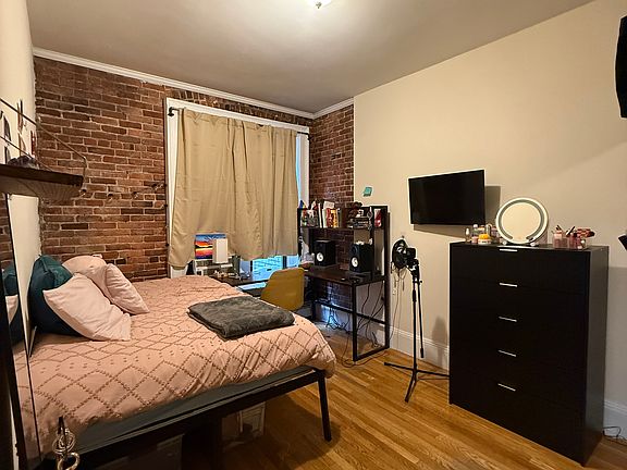 2nd image of 400 Marlborough St APT 5