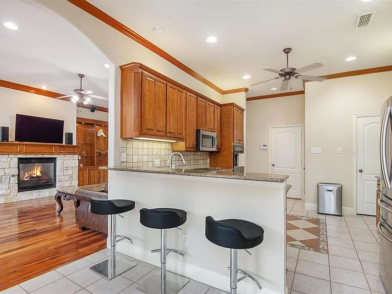 6925 Katherine Ct — Photo 12