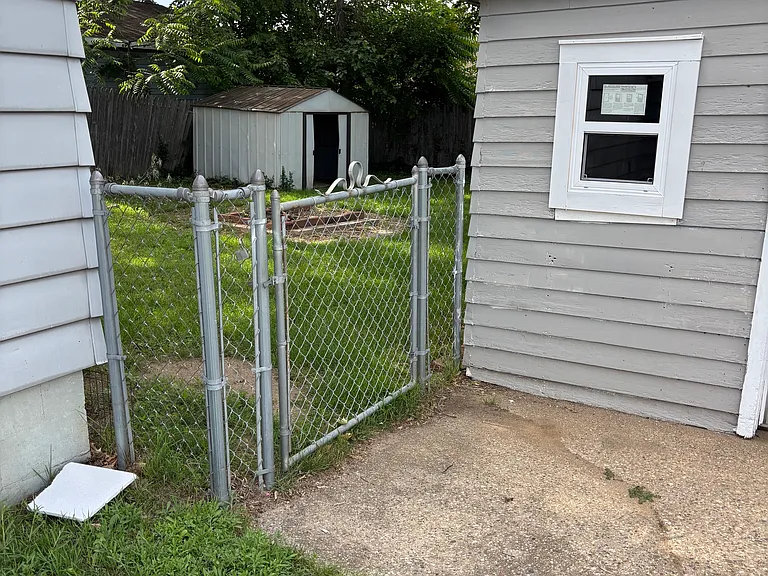 949 Canterbury St SW — Photo 2