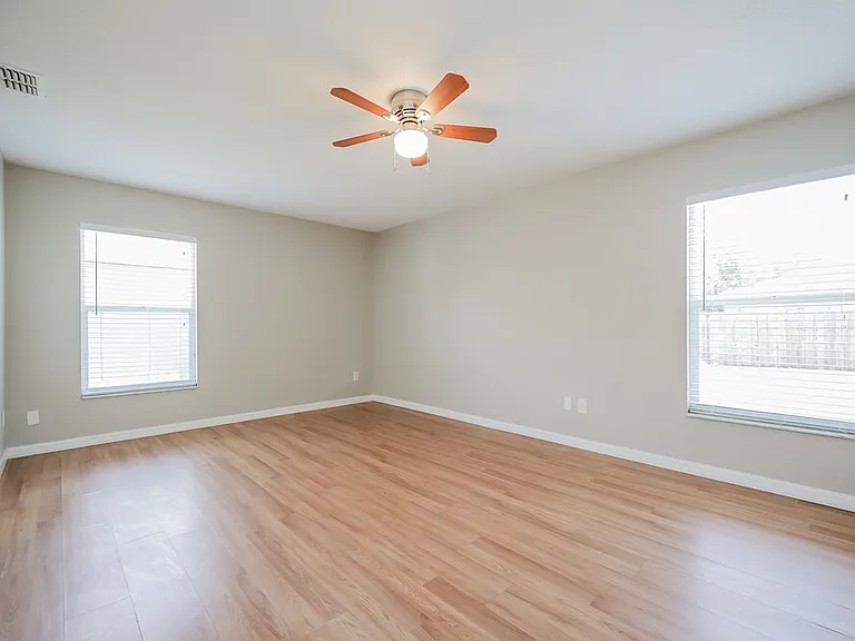 916 Alsace Dr — Photo 9