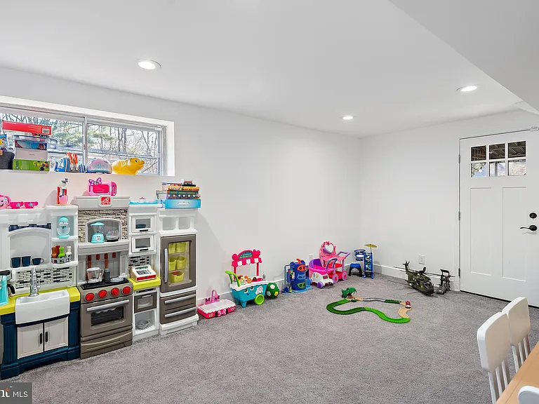 608 Winona Ct — Photo 45