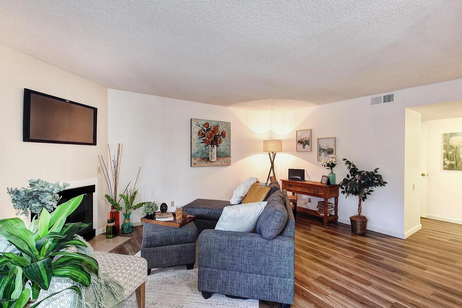 2 bed, 1000 sqft, $1,900 — Photo 3