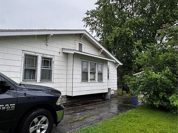 3rd image of 1818 N Maple Ave