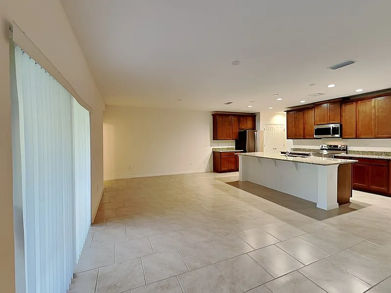 4 bed, 2.5 bath, 2032 sqft, $2,300 — Photo 2