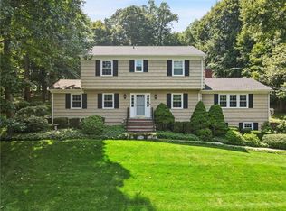 22 Suzanne Ln, Pleasantville, NY 10570