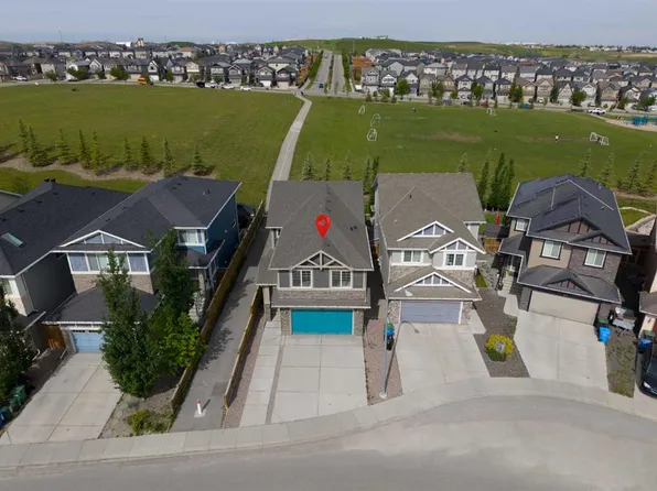 284 E Nolancrest Hts NW, Calgary, AB T3R 0V8