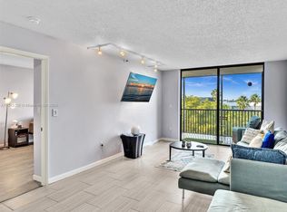 900 NE 195th St APT 507, Miami, FL 33179