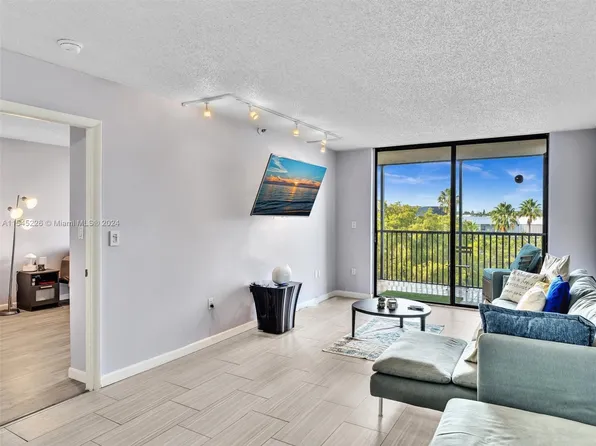900 NE 195th St APT 507, Miami, FL 33179