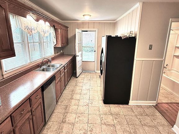 2nd image of 533 Weaver St