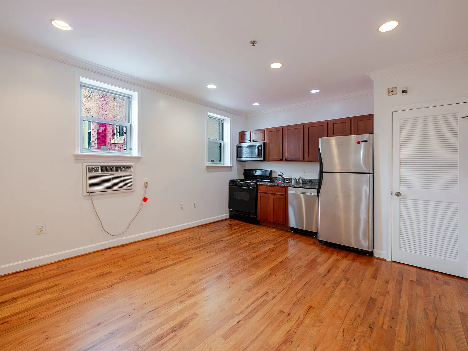 Studio, 300 sqft, $1,695 — Photo 3