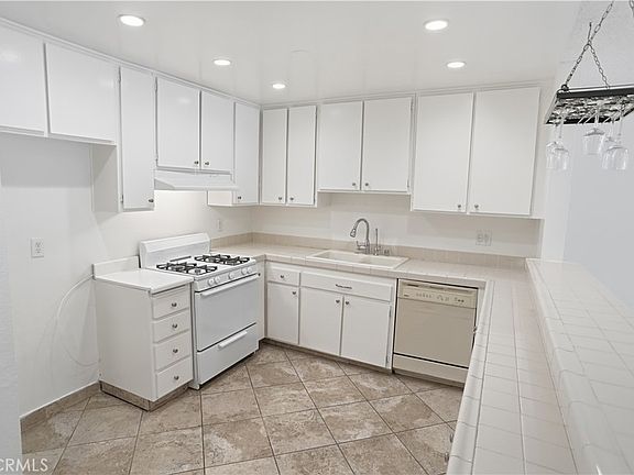 3rd image of 330 N Jackson St APT 116