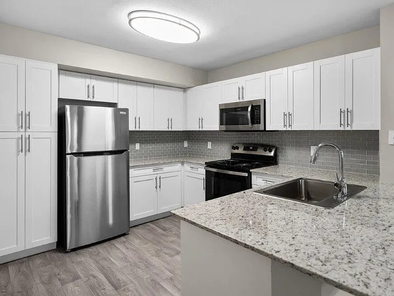 Club Lake Pointe Apartments — Photo 2