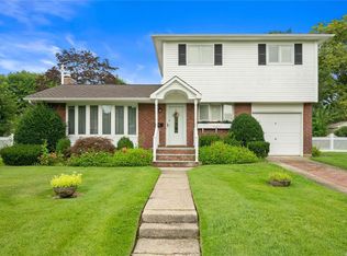 11 Trout St, Oakdale, NY 11769