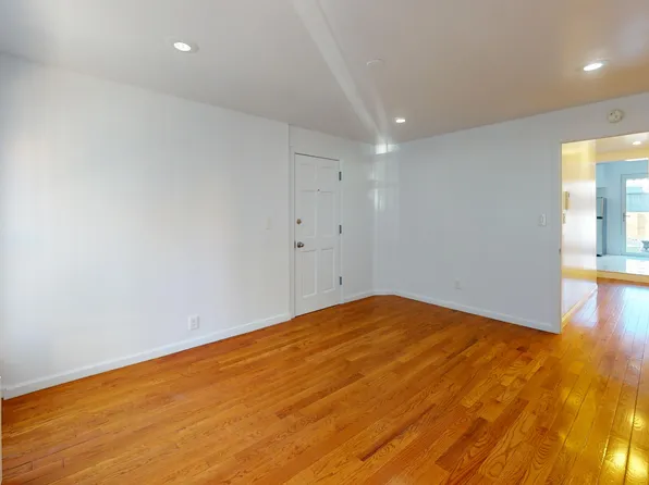 156 Wythe Avenue image 5 of 14