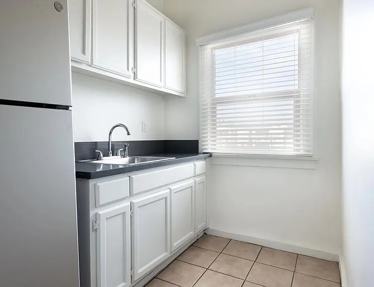 257 S Kenmore Ave #103 — Photo 10