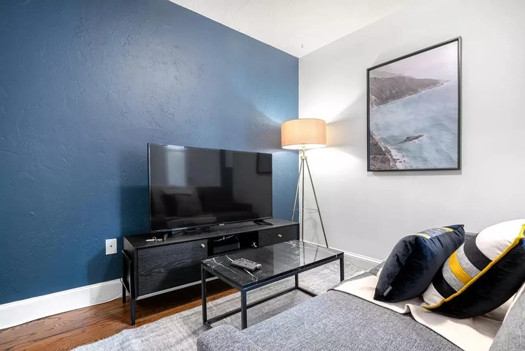 2 bed, 800 sqft, $3,600 — Photo 3