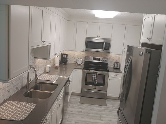 3rd image of 50 Harbor View Ln APT 14