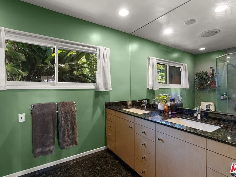 6630 Whitley Ter — Photo 11