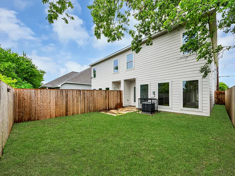 8218 Lawler St — Photo 29