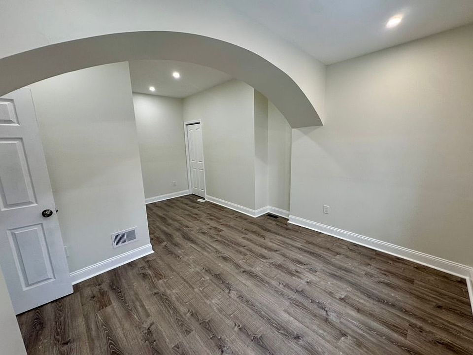 1st image of 2413 Woodstock Ave Floor 1