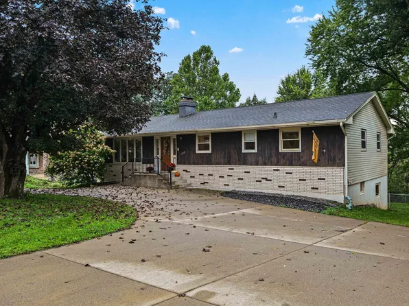 1215 Kelly Ln, Dubuque, IA 52003